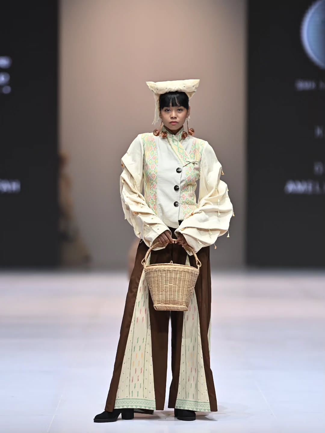 Indonesia Fashion Week 2026 -ULOS SIMETRIA-PKL ADAHMODE × SMKN 8 MEDANDesain by – Kayla Naswa B (1)
