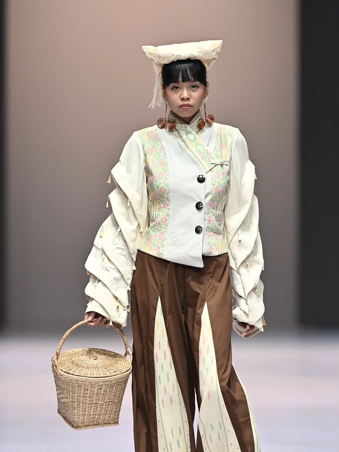 Indonesia Fashion Week 2026 -ULOS SIMETRIA-PKL ADAHMODE × SMKN 8 MEDANDesain by – Kayla Naswa B (2)