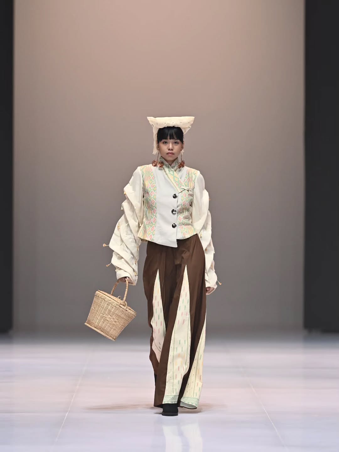 Indonesia Fashion Week 2026 -ULOS SIMETRIA-PKL ADAHMODE × SMKN 8 MEDANDesain by – Kayla Naswa B (3)