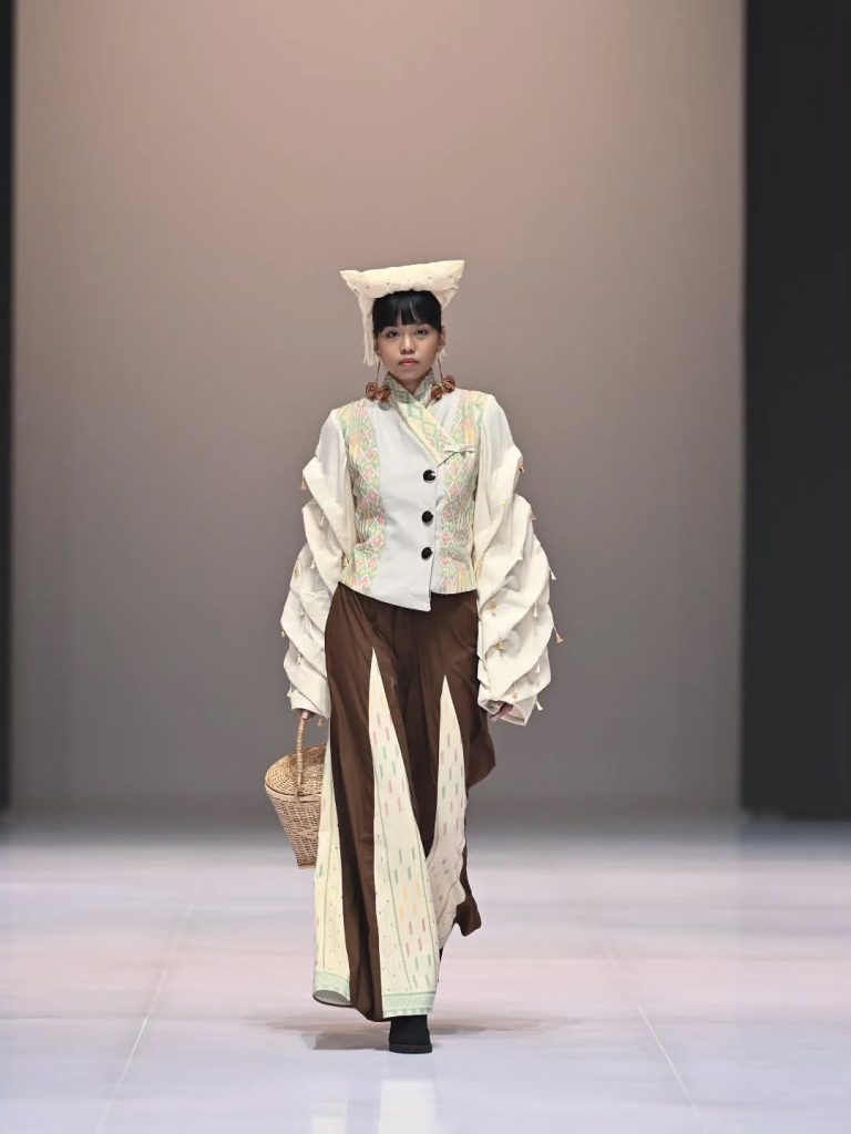 Indonesia Fashion Week 2026 -ULOS SIMETRIA- PKL ADAHMODE × SMKN 8 MEDAN