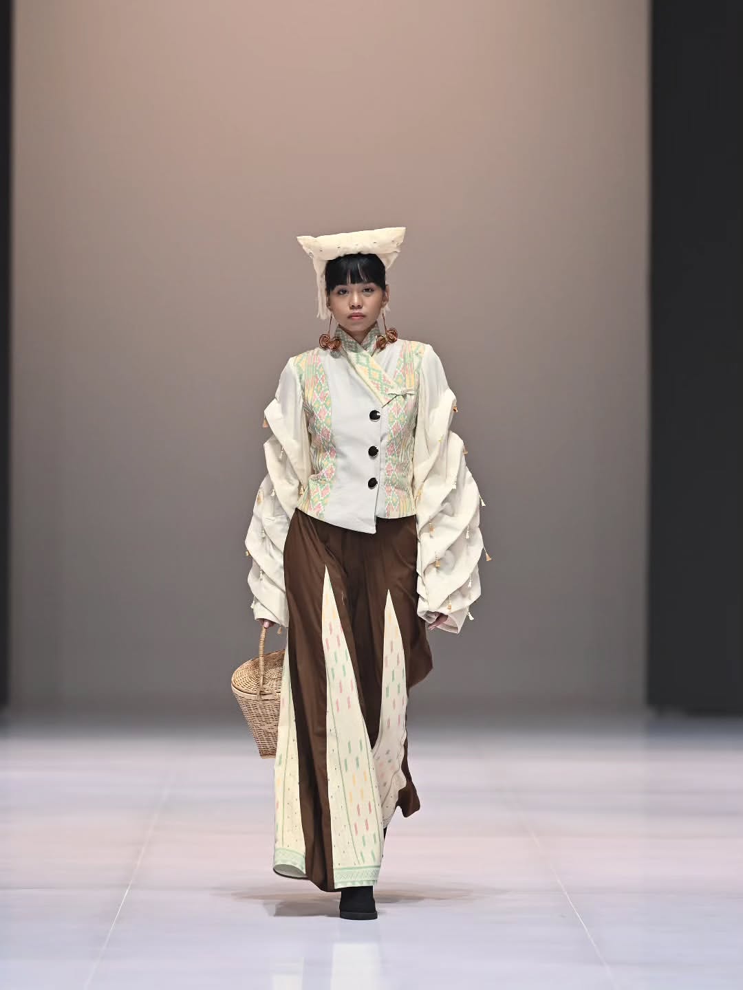Indonesia Fashion Week 2026 -ULOS SIMETRIA- PKL ADAHMODE × SMKN 8 MEDAN