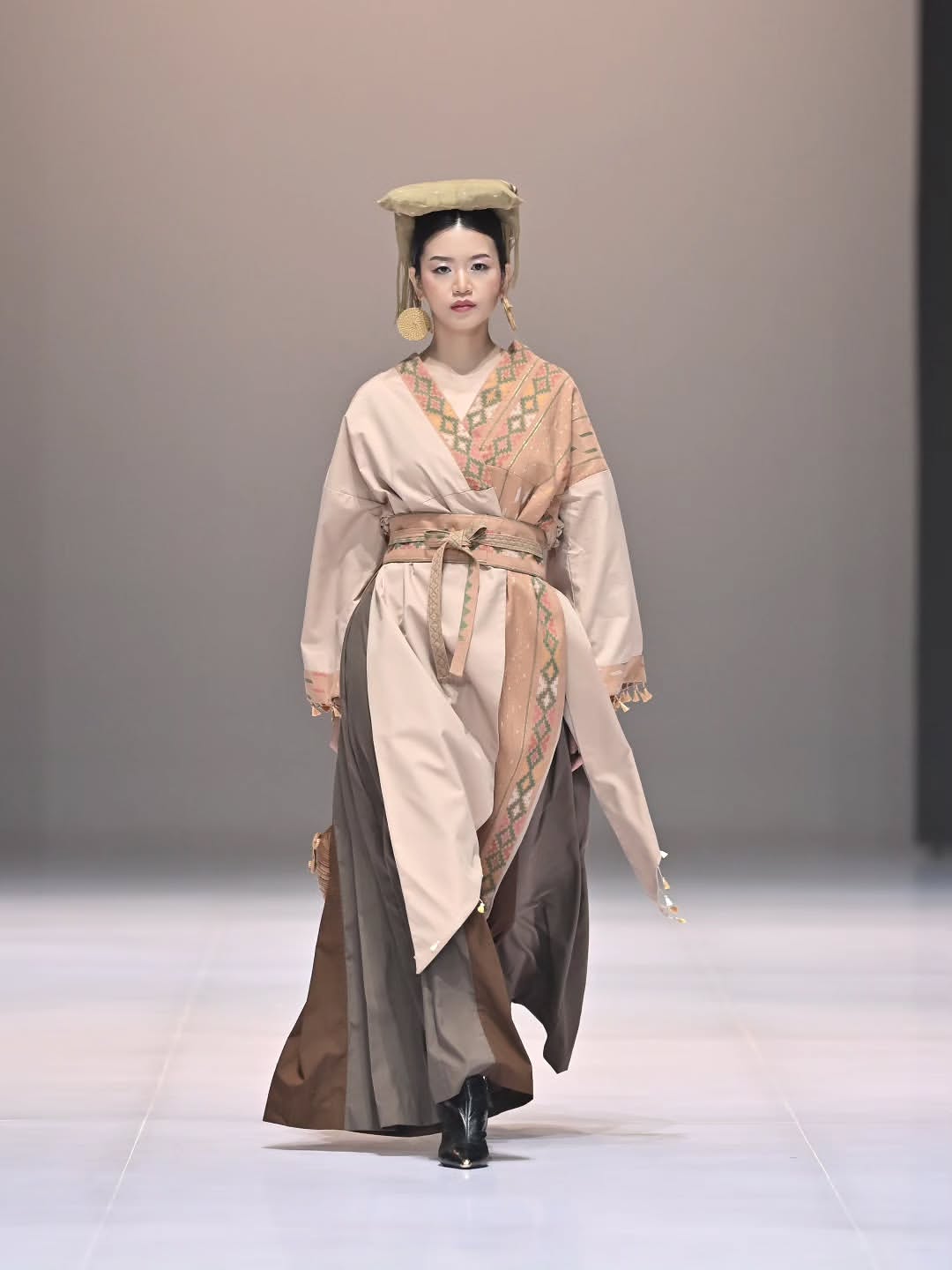 Indonesia Fashion Week 2026 -ULOS SIMETRIA-PKL ADAHMODE × SMKN 8 MEDANDesign by – Amelia Ramadh (1)