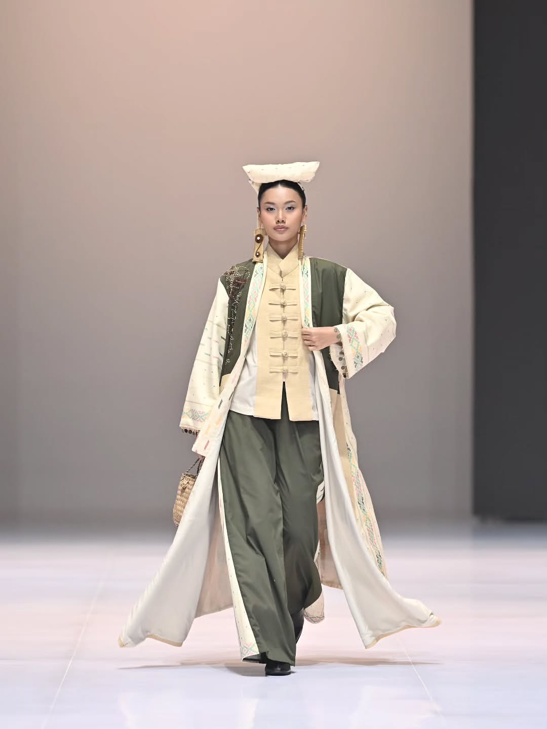 Indonesia Fashion Week 2026 -ULOS SIMETRIA- PKL ADAHMODE × SMKN 8 MEDAN